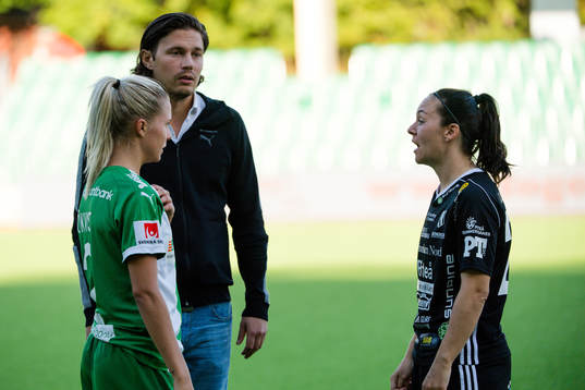 Hammarbys tränare Isak Dahlin och Lotta Ökvist i samtal