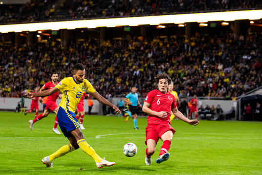 Isaac Kiese Thelin of Sweden and Caglar Söyuncu of Turkey