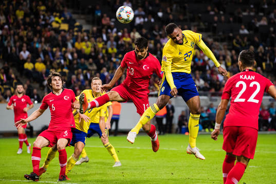 Zeki Celik of Turkey and Isaac Kiese Thelin of Sweden