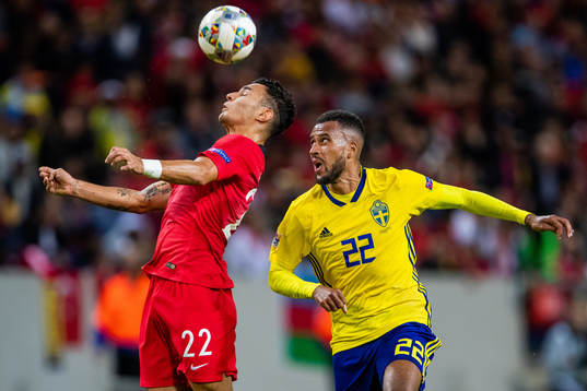 Kaan Ayhan of Turkey and Isaac Kiese Thelin of Sweden