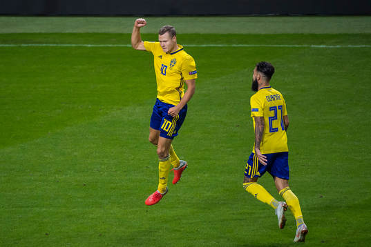 Viktor Claesson of Sweden celebrates with Jimmy Durmaz