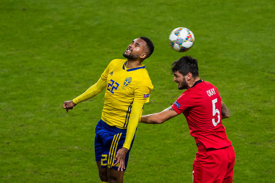Isaac Kiese Thelin of Sweden and Okay Yokuslu of Turkey