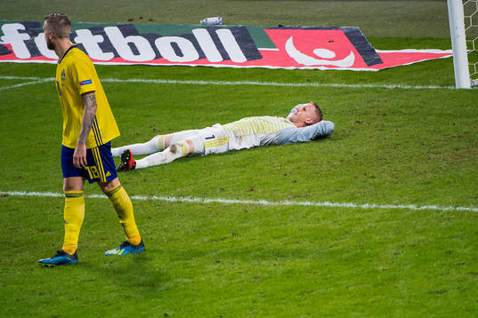 Pontus Jansson and goalkeeper Robin Olsen of Sweden looks