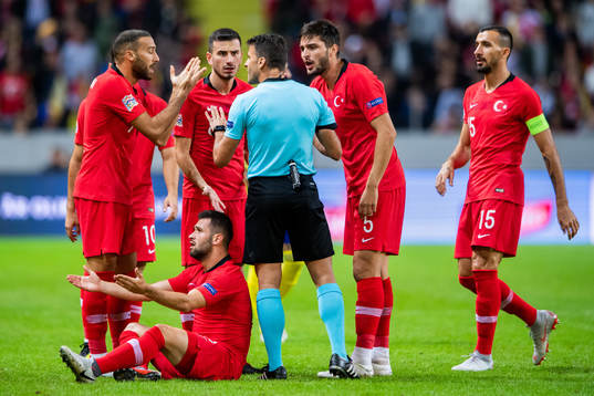 Players of Turkey protests against the referee Jesus Gil