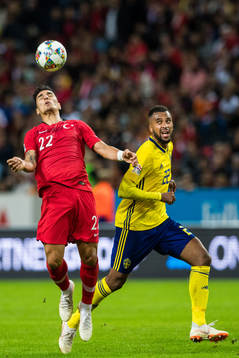 Kaan Ayhan of Turkey and Isaac Kiese Thelin of Sweden