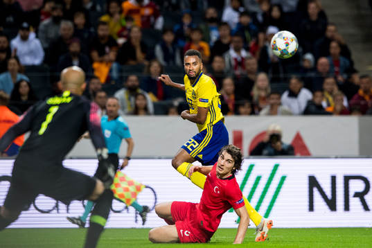 Isaac Kiese Thelin of Sweden and Caglar Söyuncu of Turkey