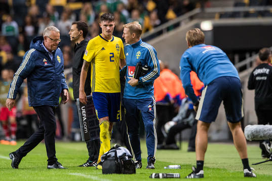 Mikael Lustig of Sweden and head coach Janne Andersson
