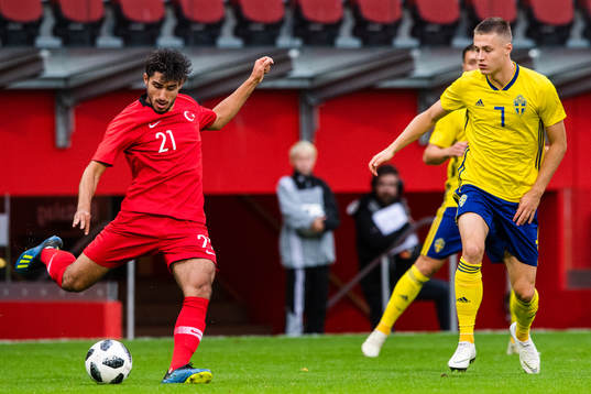 Turkiets Berkay Özcan och Sveriges Mattias Svanberg