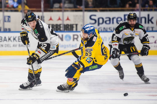 Mario Lucia of Stavanger Oilers and Jimmy Andersson of