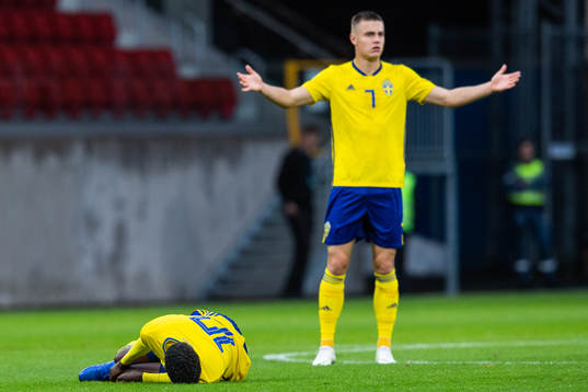 Sveriges Mattias Svanberg reagerar när Alexander Isak