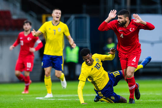 Sveriges Alexander Isak och Turkiets Dail Demirbag i kamp