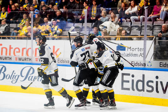 Jacob Lagacé of Stavanger Oilers celebrates with teammates