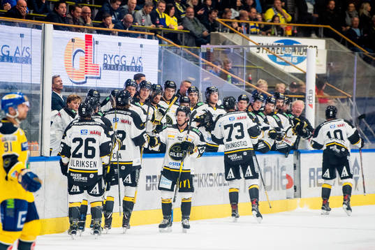 Jacob Lagacé of Stavanger Oilers celebrates with teammates