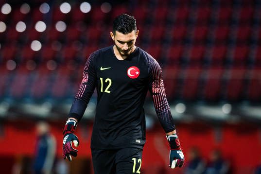 Turkiets målvakt Ugurcan Cakir deppar