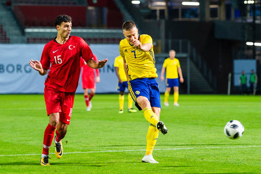 Sveriges Mattias Svanberg skjuter