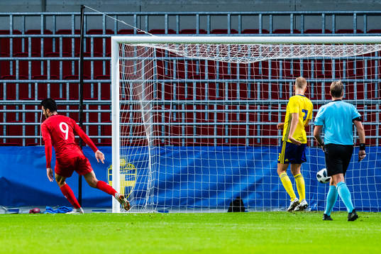 Turkiets Kubilay Kanatsizkus gör 0-1-målet