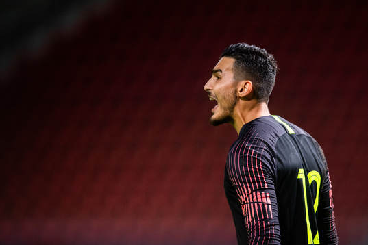 Turkiets målvakt Ugurcan Cakir reagerar