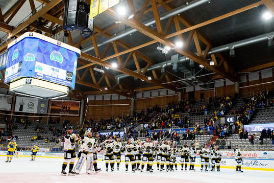 Players of Stavanger Oilers celebrate