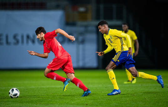 Turkiets Berkay Özcan och Sveriges Alexander Isak