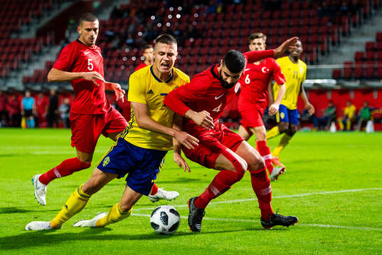 Sveriges Mattias Svanberg och Turkiets Dail Demirbag