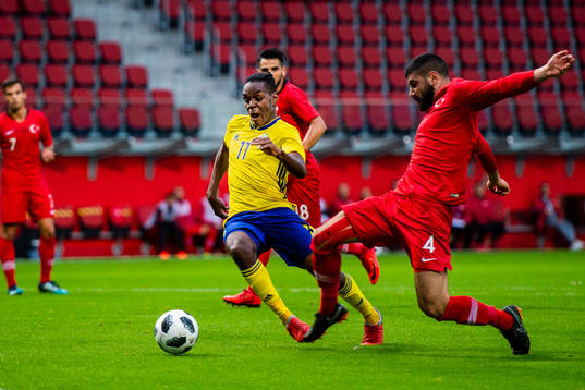 Sveriges Joel Asoro och Turkiets Dail Demirbag