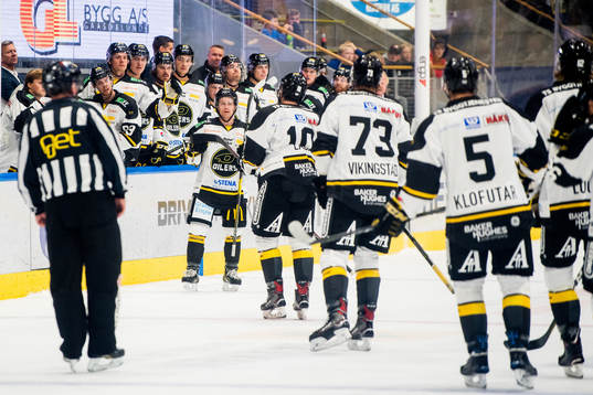 Jacob Lagacé of Stavanger Oilers celebrates with teammates