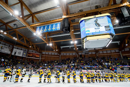 Players of Storhamar and Stavanger Oilers