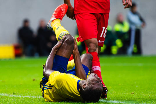 Sveriges Joel Asoro tar sig för benet