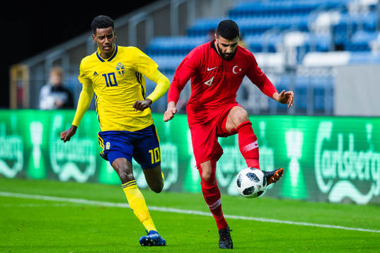 Sveriges Alexander Isak och Turkiets Dail Demirbag