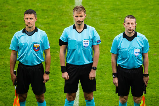 Assisterande domare Anton Averianov, domare Sergei