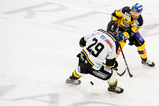 Philip Anthony Lane of Stavanger Oilers and Eirik Østrem