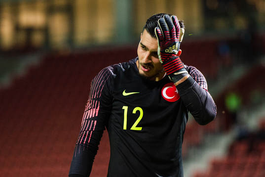 Turkiets målvakt Ugurcan Cakir tar sig mot huvudet