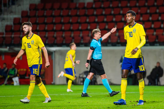 Sveriges Erdal Rakip och Alexander Isak deppar