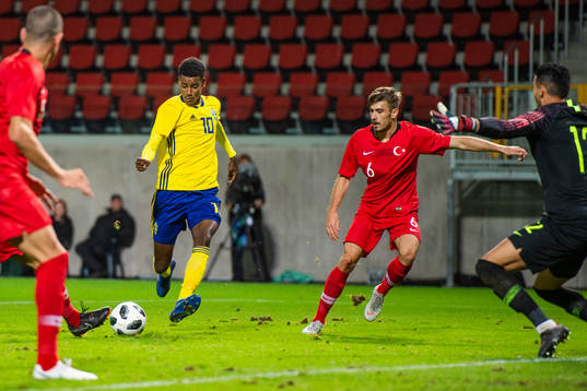 Sveriges Alexander Isak utmanar Turkiets Dorukhan Toköz
