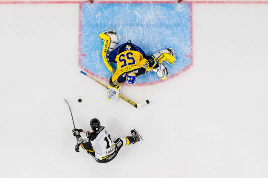Jacob Lagacé of Stavanger Oilers scores 0-1 behind