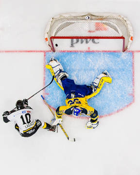 Jacob Lagacé of Stavanger Oilers scores 0-1 behind