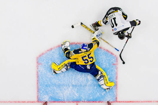 Jacob Lagacé of Stavanger Oilers scores 0-1 behind