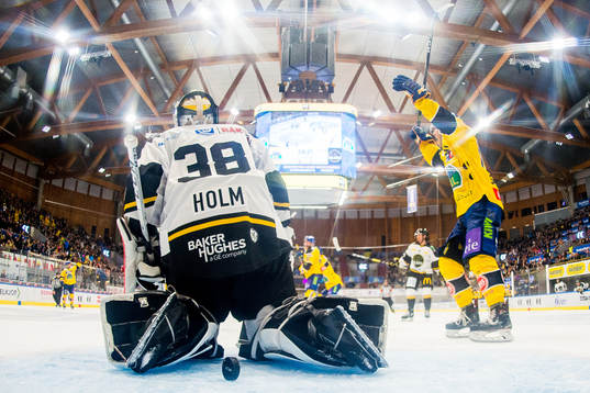 Eirik Østrem Salsten of Storhamar celebrates the 1-2 goal