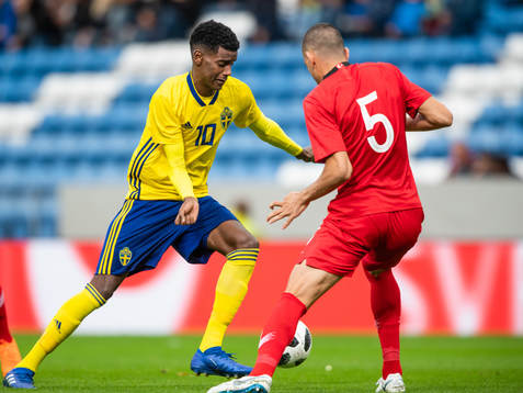 Sveriges Alexander Isak utmanar Turkiets Merih Demiral