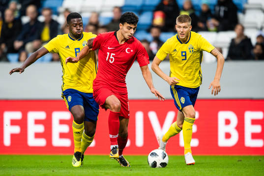 Sveriges Isak Ssewankambo och Anton Salétros i kamp om