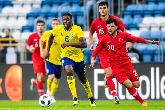 Sveriges Isak Ssewankambo och Turkiets Muhayer Oktay i kamp