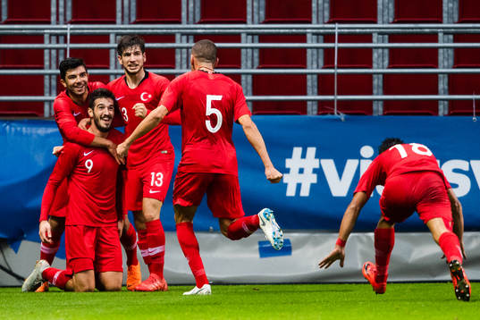 Turkiets Kubilay Kanatsizkus jublar med lagkamrater