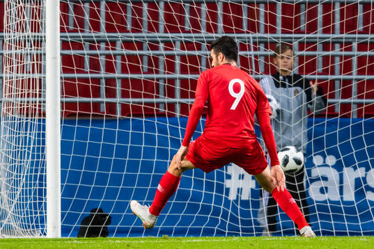 Turkiets Kubilay Kanatsizkusgör 0-1-målet