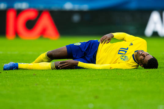 Sveriges Alexander Isak ligger ner och grimaserar