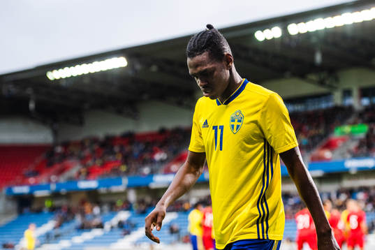 Sveriges Joel Asoro deppar