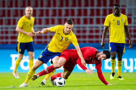 Sveriges Mattias Svanberg faller