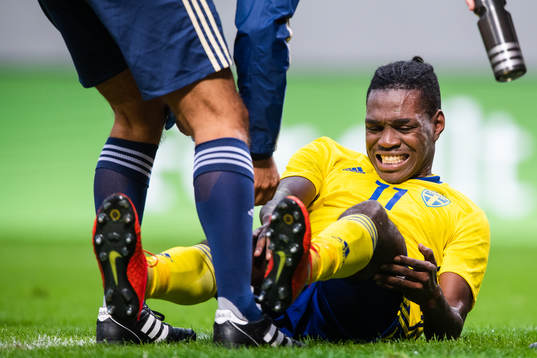 Sveriges Joel Asoro tar sig mot benet