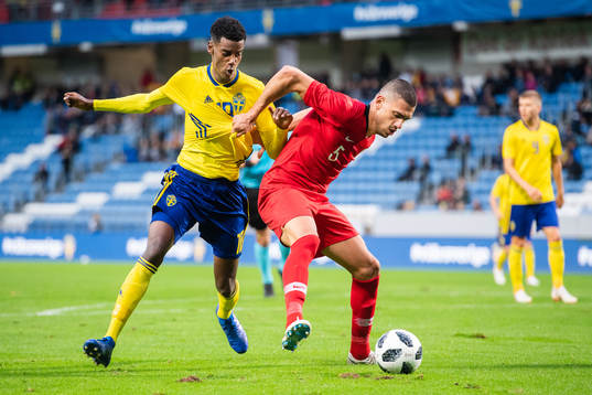 Sveriges Alexander Isak i kamp om bollen med Turkiets Merih