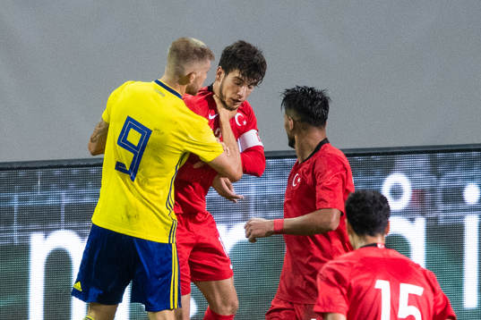 Sveriges Anton Salétros tar strypgrepp på Turkiets Melih