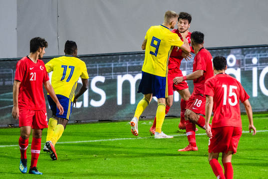 Sveriges Anton Salétros tar strypgrepp på Turkiets Melih
